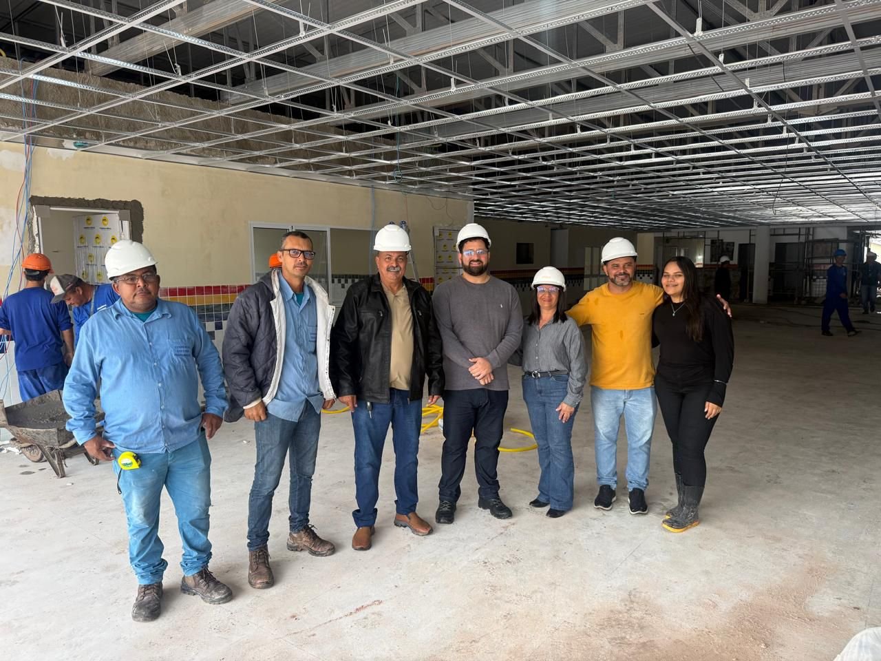 Prefeito Beto do Sargento acompanha fase final das obras da nova creche de Batateira.