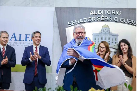 ALEPE — Vice-cônsul de Portugal Francisco Azevedo torna-se cidadão pernambucano.