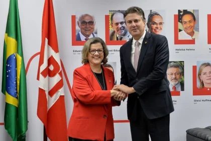 PT oficializa Camilo Santana como novo líder no Senado no lugar de Teresa Leitão.