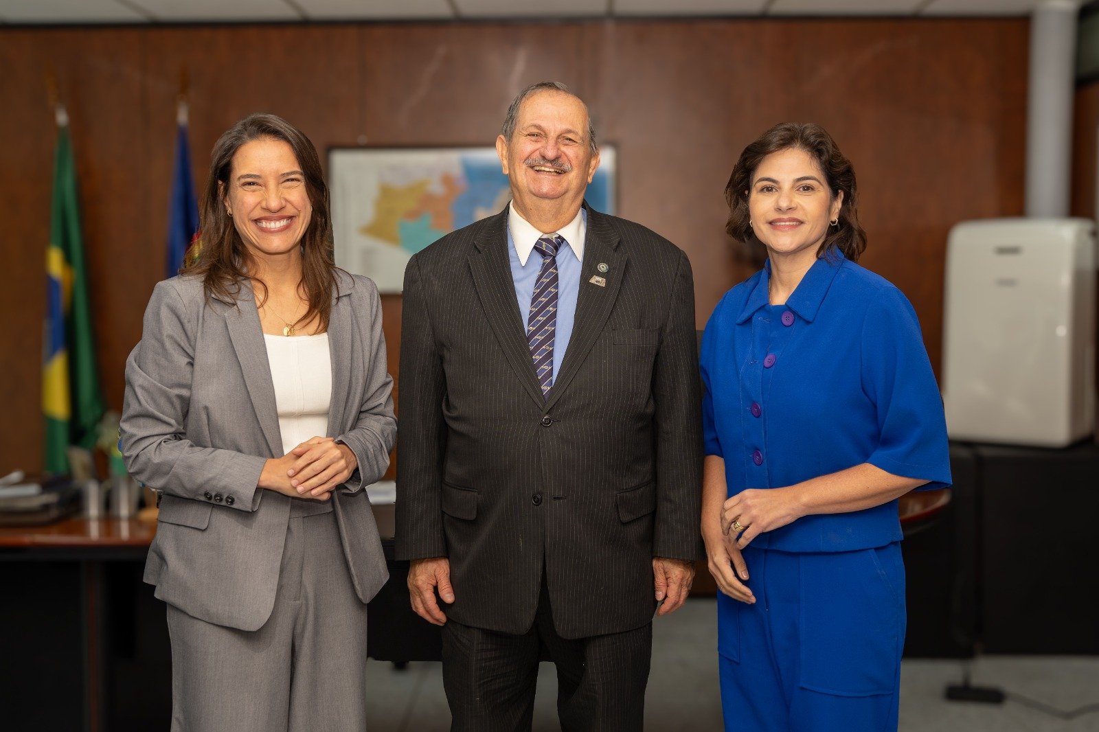 Governadora Raquel Lyra faz visita institucional ao presidente do TRE-PE. Governadora Raquel Lyra faz visita institucional ao presidente do TRE-PE.