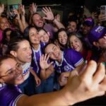 Em caminhada na Várzea, no Recife, Raquel reforça força das ruas: “A vontade que vem do povo vai ser manifestada”.