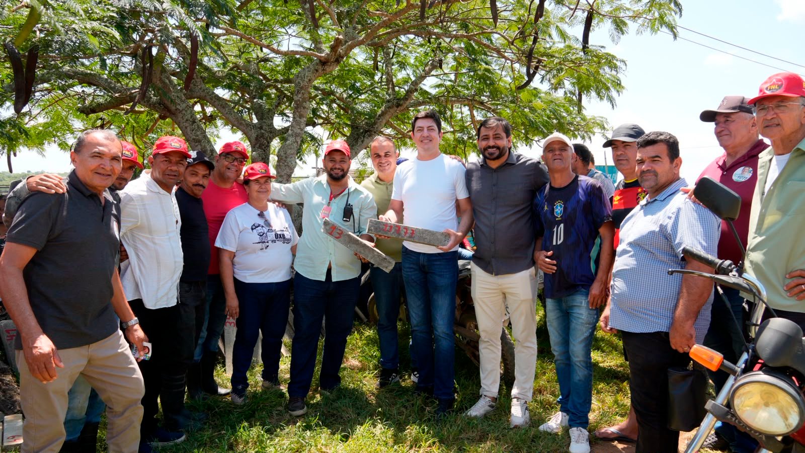 Rogério Borges participa de reunião que regularizou 120 famílias de agricultores e reforça compromisso com a agricultura familiar em Pombos. Rogério Borges participa de reunião que regularizou 120 famílias de agricultores e reforça compromisso com a agricultura familiar em Pombos.