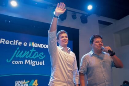 Com apoio do grupo dos coelhos Mendonça Filho pode disputar o Senado e candidatura pelo PL pode ser oficializada nesta terça-feira. Com apoio do grupo dos coelhos Mendonça Filho pode disputar o Senado e candidatura pelo PL pode ser oficializada nesta terça-feira.