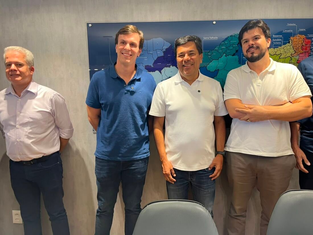 Miguel Coelho anuncia apoio a Mendonça Filho ao Senado e reitera adesão a Raquel Lyra. Miguel Coelho anuncia apoio a Mendonça Filho ao Senado e reitera adesão a Raquel Lyra.