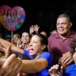 Raquel é abraçada pelos moradores em porta a porta no Córrego do Jenipapo, no Recife. Raquel é abraçada pelos moradores em porta a porta no Córrego do Jenipapo, no Recife.