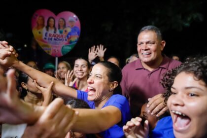 Raquel é abraçada pelos moradores em porta a porta no Córrego do Jenipapo, no Recife.