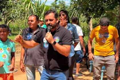 De porta em porta, Rogério Borges junto com Daniel da Igreja e Deda da Casa de farinha leva a voz da esperança de dias melhores ao povo Pombos. De porta em porta, Rogério Borges junto com Daniel da Igreja e Deda da Casa de farinha leva a voz da esperança de dias melhores ao povo Pombos.
