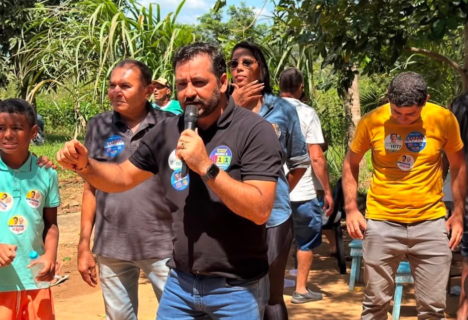 De porta em porta, Rogério Borges junto com Daniel da Igreja e Deda da Casa de farinha leva a voz da esperança de dias melhores ao povo Pombos. De porta em porta, Rogério Borges junto com Daniel da Igreja e Deda da Casa de farinha leva a voz da esperança de dias melhores ao povo Pombos.