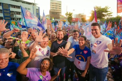 Raquel faz caminhada histórica e reúne uma multidão pelas ruas de Caruaru. Raquel faz caminhada histórica e reúne uma multidão pelas ruas de Caruaru.