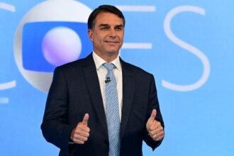 Flávio Bolsonaro promete concluir obra da Transnordestina durante debate presidencial.