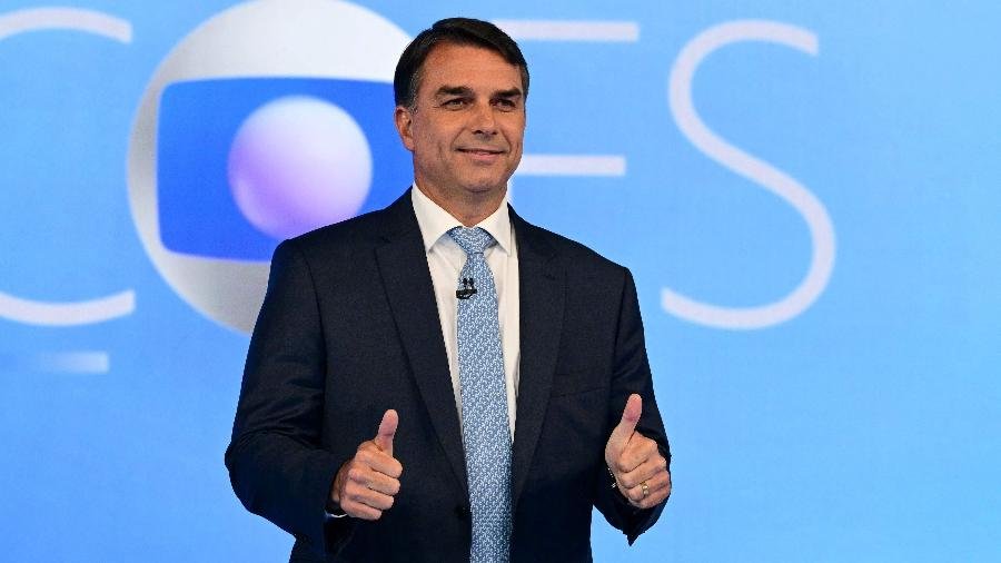 Flávio Bolsonaro promete concluir obra da Transnordestina durante debate presidencial.