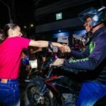 Raquel é abraçada pela população em dia de panfletaço por bairros do Recife e garante IPVA zero para motos de até 180 cilindradas em Pernambuco. Raquel é abraçada pela população em dia de panfletaço por bairros do Recife e garante IPVA zero para motos de até 180 cilindradas em Pernambuco.