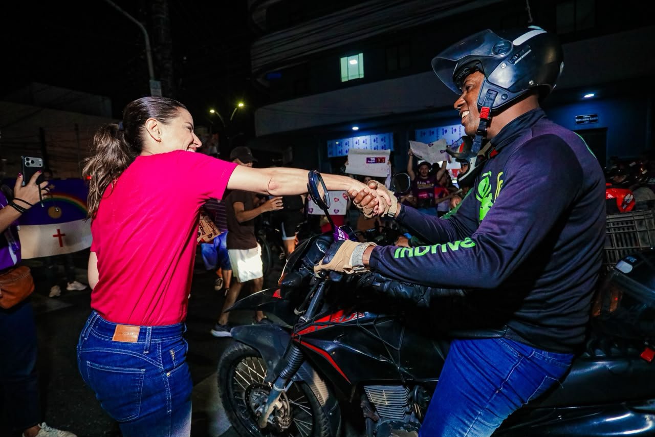 Raquel é abraçada pela população em dia de panfletaço por bairros do Recife e garante IPVA zero para motos de até 180 cilindradas em Pernambuco.