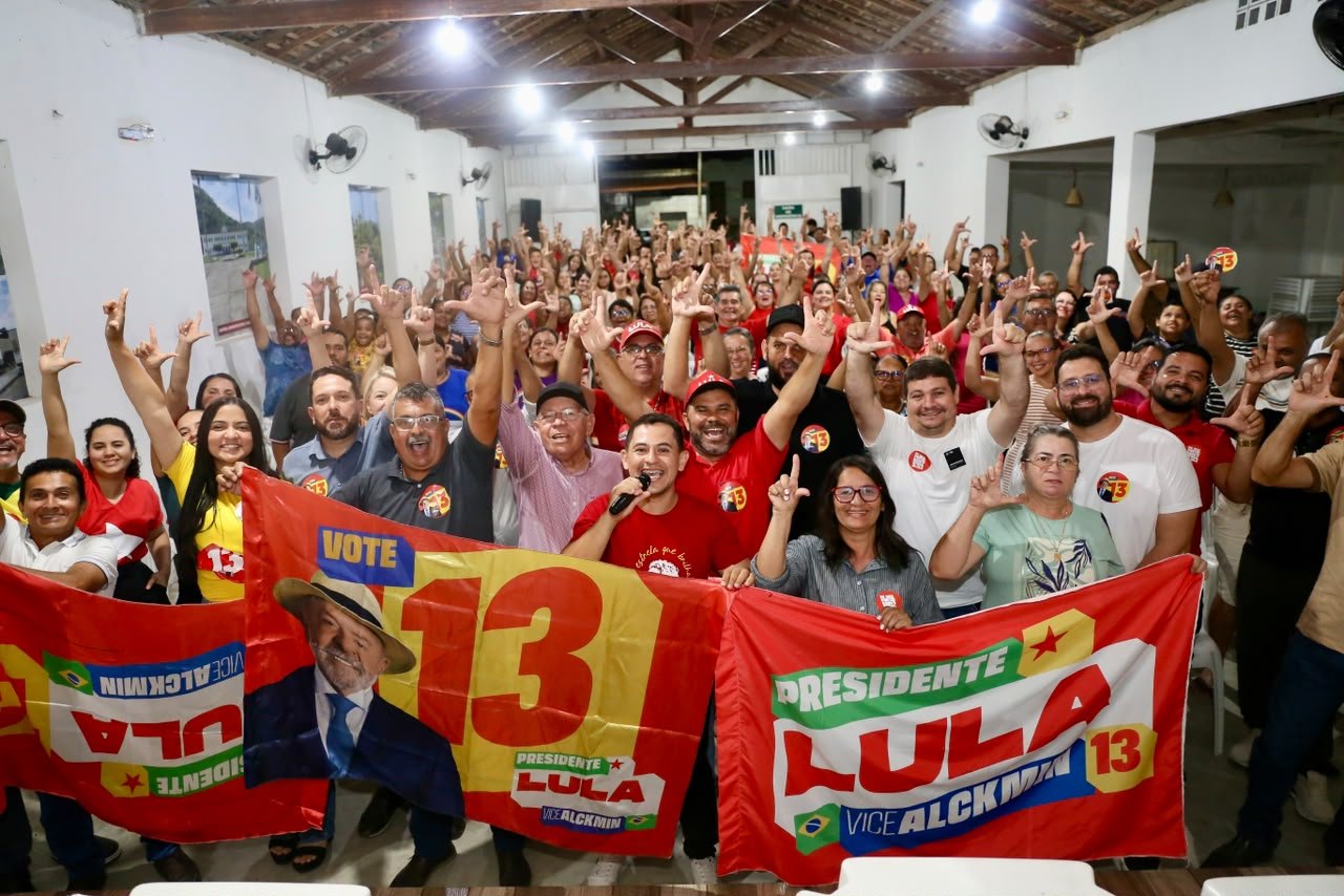 Prefeito Beto do Sargento reúne lideranças, vereadores e amigos em apoio ao presidente Lula em Belém de Maria. Prefeito Beto do Sargento reúne lideranças, vereadores e amigos em apoio ao presidente Lula em Belém de Maria.