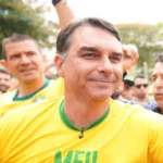 Flávio Bolsonaro vence Lula em todos os cenários, aponta pesquisa. Flávio Bolsonaro vence Lula em todos os cenários, aponta pesquisa.