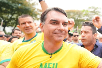 Flávio Bolsonaro vence Lula em todos os cenários, aponta pesquisa.