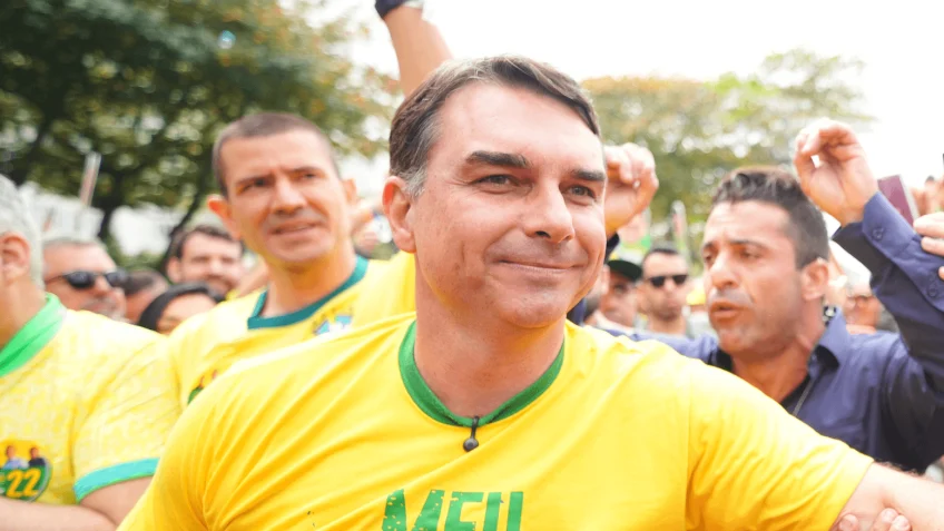 Flávio Bolsonaro vence Lula em todos os cenários, aponta pesquisa.