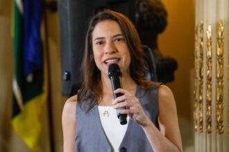 Após votar em Caruaru, Raquel Lyra embarca para a Espanha a trabalho e deixa governo sob comando de Priscila Krause. Após votar em Caruaru, Raquel Lyra embarca para a Espanha a trabalho e deixa governo sob comando de Priscila Krause.